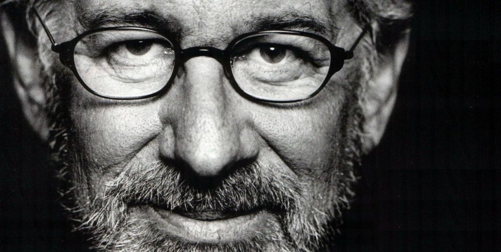 Animalisti contro Spielberg: “E’ un assassino.” In posa su Fb con un dinosauro “morto”