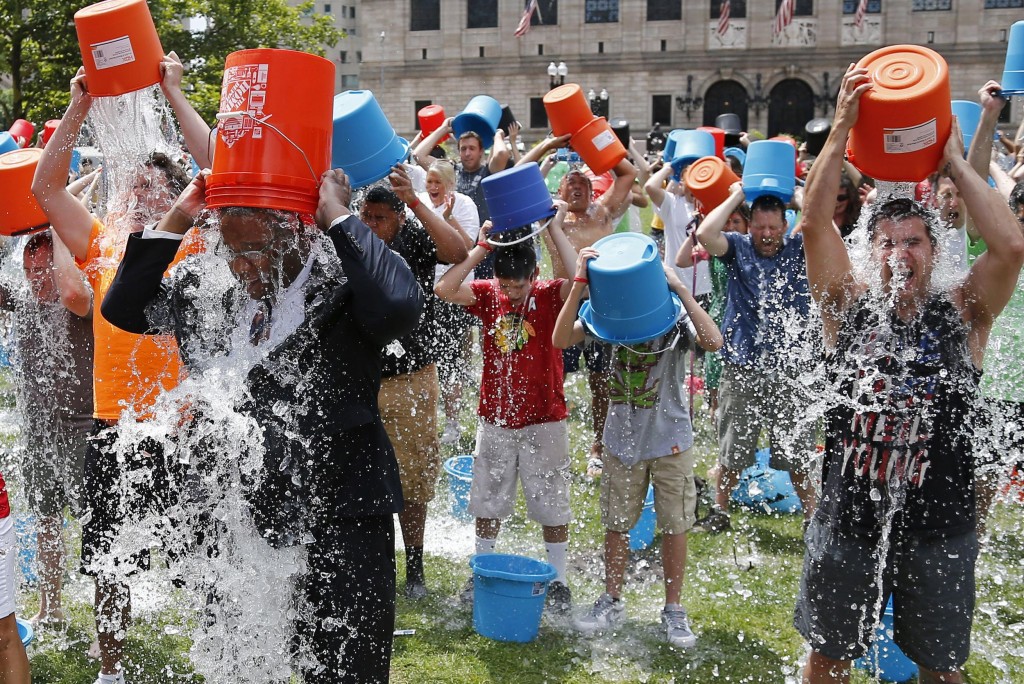 Ice Bucket Challenge: una secchiata di ghiaccio per beneficenza da Balotelli a Renzi