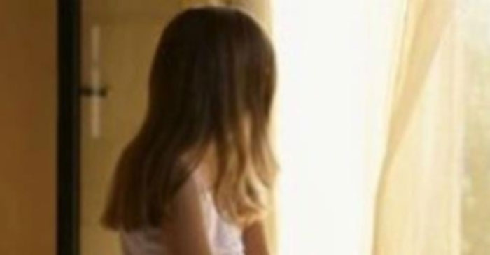 “Maestra ho mal di pancia”. La bimba di 10 anni pochi minuti dopo partorisce