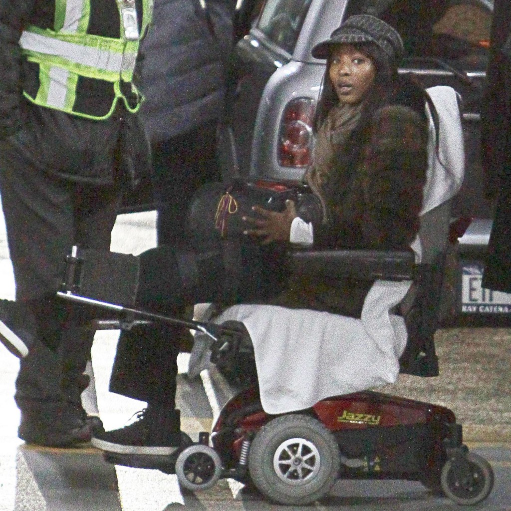 Naomi Campbell in sedia a rotelle: “Devo operarmi”