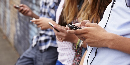 Adolescenti drogati di smartphone: uno su 4 sempre online