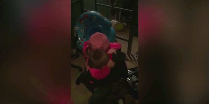Esaudisce il desiderio del fratellino, il loro video sta commuovendo il web