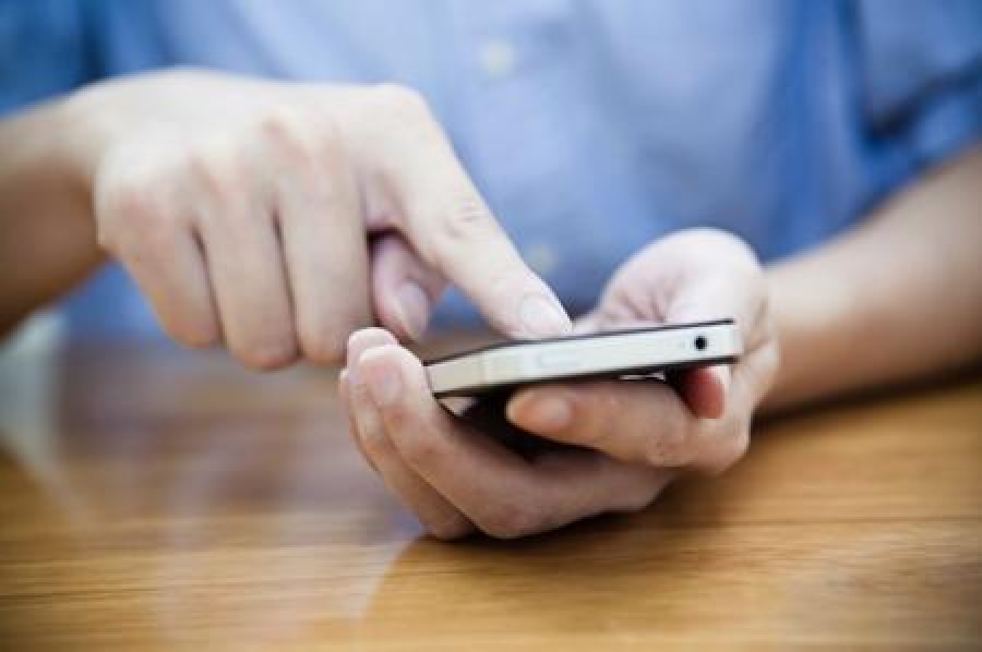Cellulare sempre in mano, 7 italiani su 10 “malati” di Hand phone