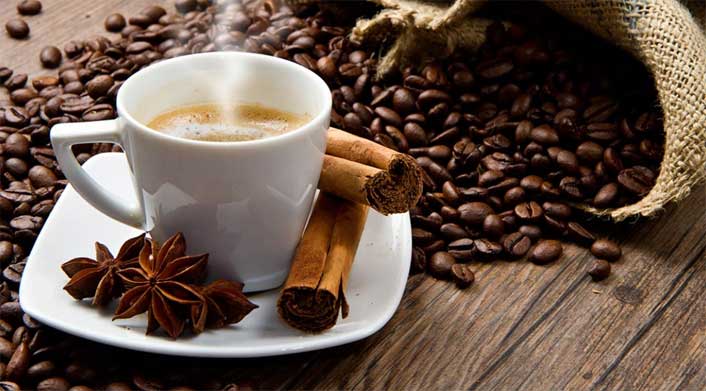 Bere caffè aiuta il fegato a proteggersi dall’alcol