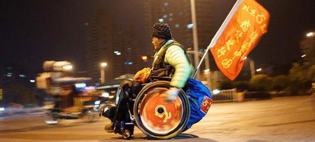 Attraversa la Cina in carrozzina