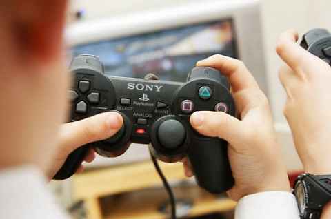Disabile non riesce a usare la Play Station, l’azienda gli risponde così…