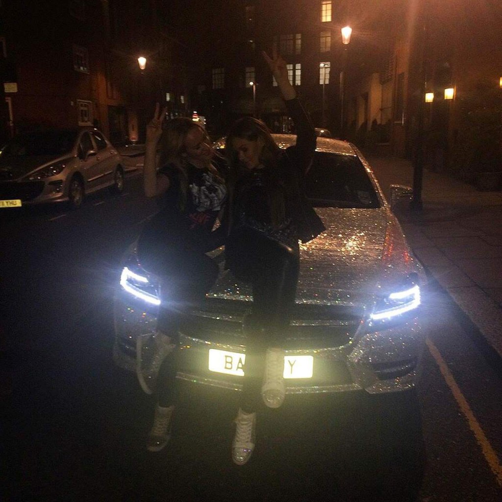Studentessa ricopre la sua auto con un milione di pietre brillanti
