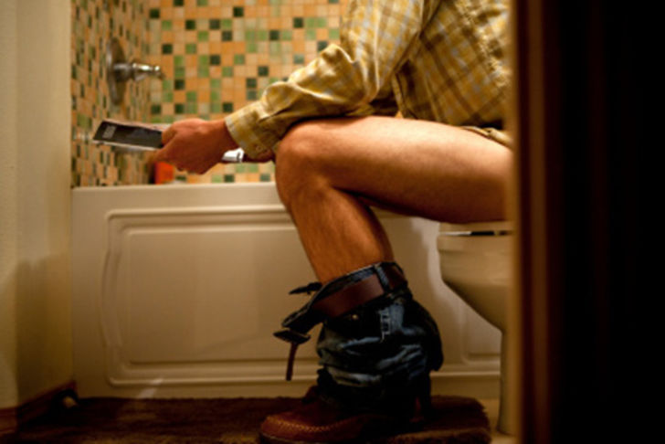 Seduto nel water, all’improvviso viene morso: ecco cosa era…