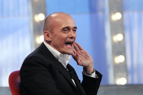 Dietrofront di Alfonso Signorini: “Sono stato a letto con una donna”