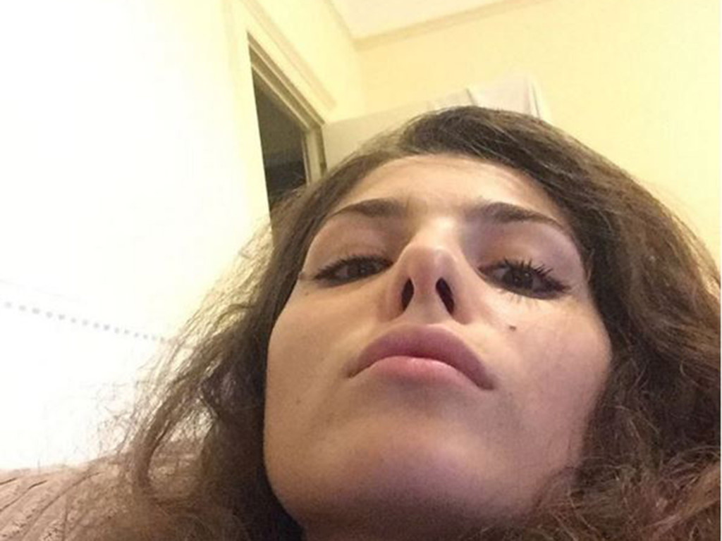 Pubblica foto acqua e sapone, l’agenzia di moda la licenzia