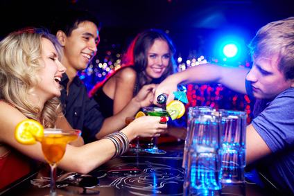 Perché nei bar c’è rumore, effetto dell’alcol o c’è… altro?
