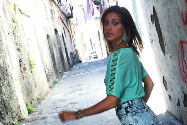 Belen in lacrime all’aeroporto di Napoli