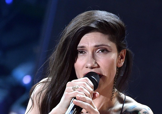 Elisa infuriata su Facebook: “Non toccare mia nonna altrimenti…”