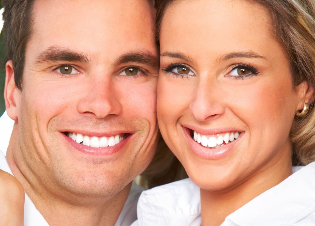 Denti bianchissimi con un metodo naturale ed economico, ecco cosa bisogna fare