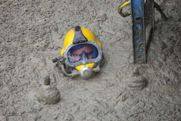 Quest’uomo nuota nelle fogne per lavoro: “Adoro quello che faccio”