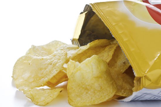 Mangiano patatine e fanno una scoperta agghiacciante