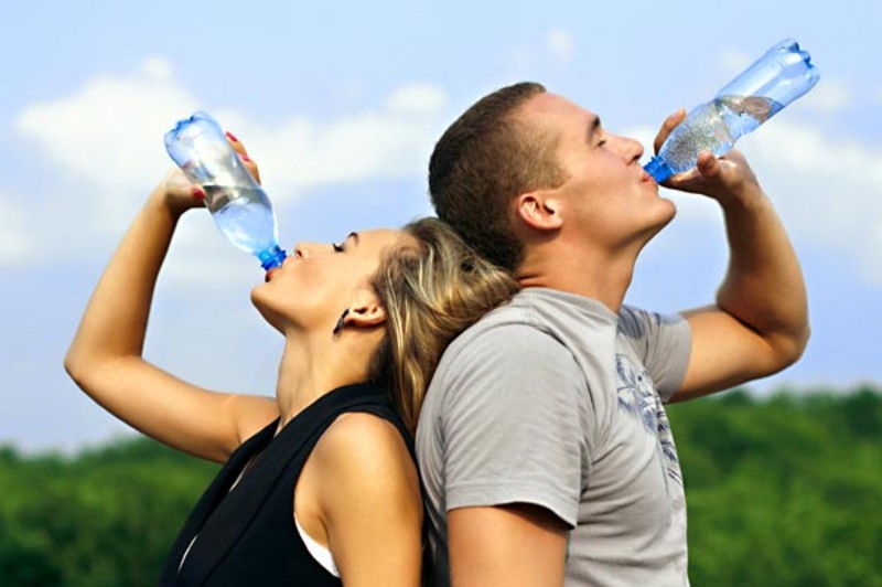 Un litro d’acqua al giorno per stare bene? Uno studio spiega che non è necessario