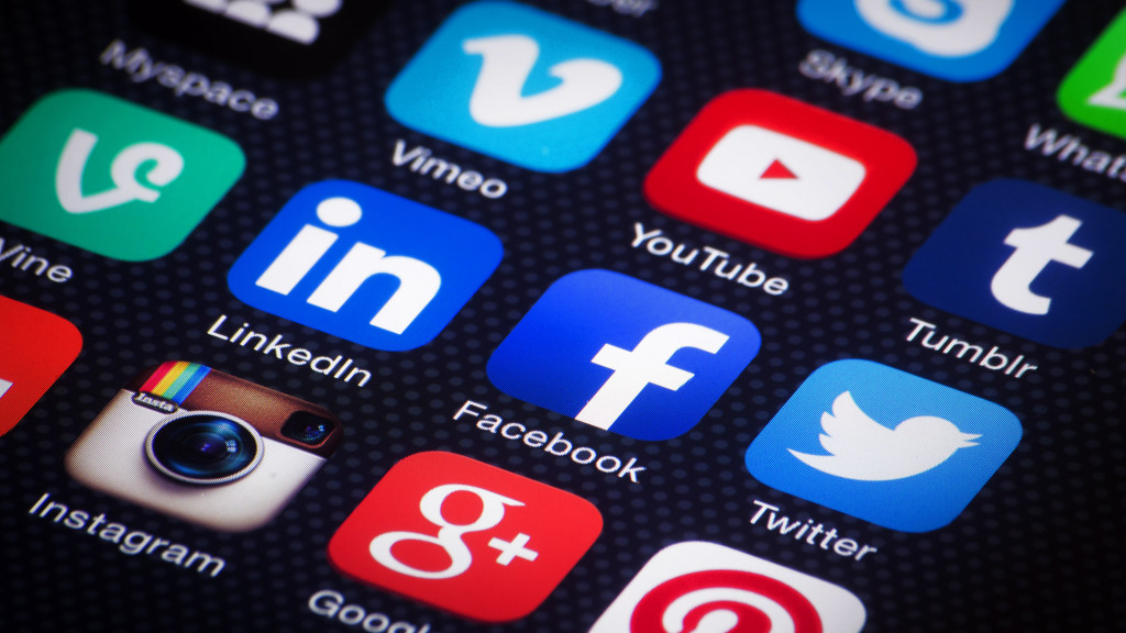 Sui social passiamo lo stesso tempo utilizzato per mangiare