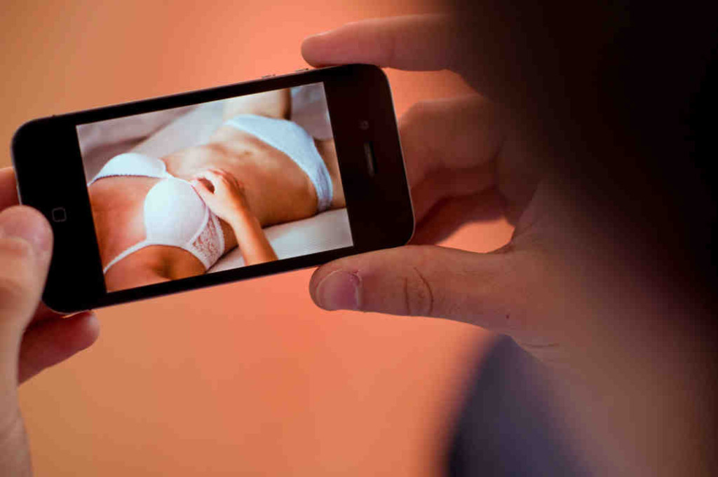 Scambiare messaggi a luci rosse: tradimento o no?