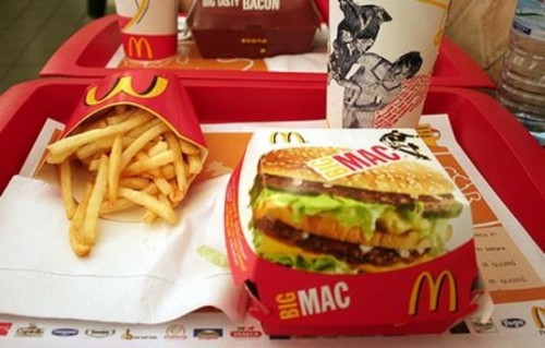 Ordinano a casa panini al McDonald, gli spediscono l’incasso della giornata