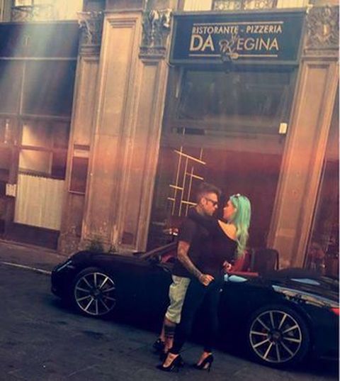 Fedez e Tigerlily, scatto rubato a Milano