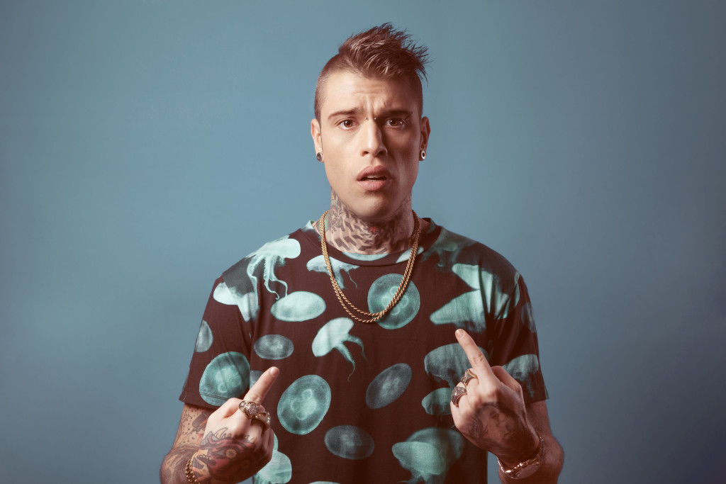 Fedez, pugno in faccia al rivale. Ecco come è stato provocato…