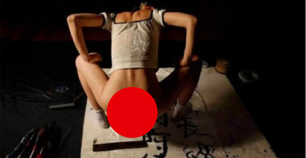 Le artiste dipingono con la vagina, il loro maestro ora è nei guai
