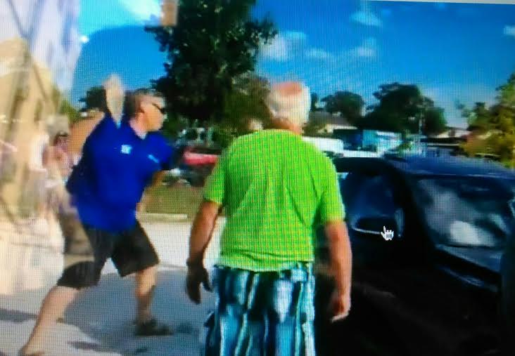 Cane prigioniero in auto al sole, passante prende una pietra e…