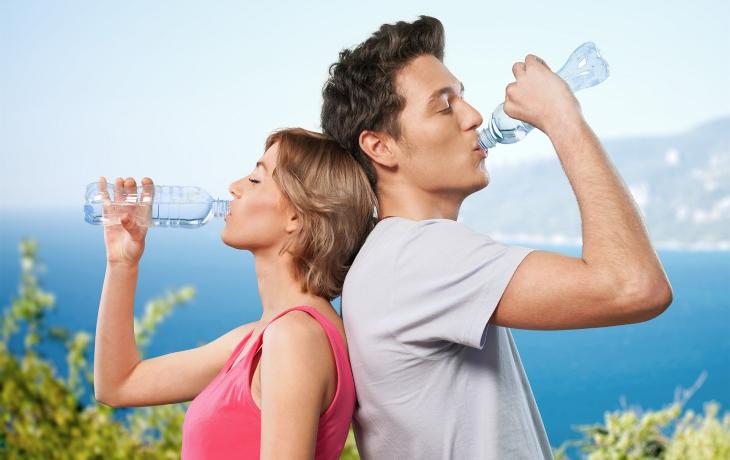 Bere solo acqua per un mese, ecco cosa accadrebbe al corpo