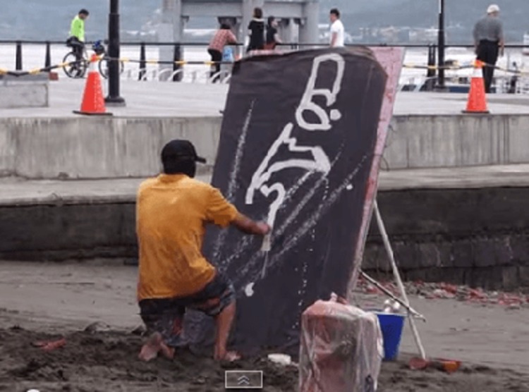 Video incredibile di un artista di strada, indovinate cosa sta disegnando
