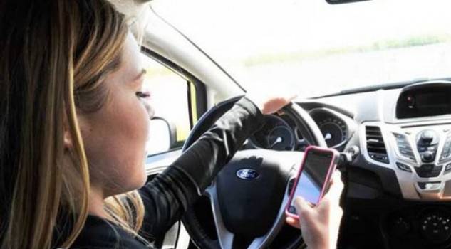 Ragazza si filma col cellulare a 170 km orari, l’auto sbanda e muore sul colpo