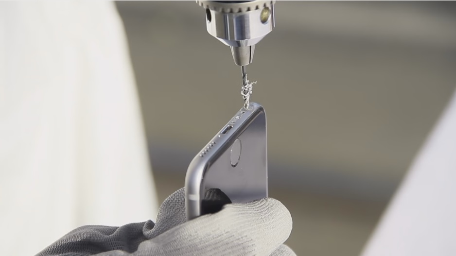 iPhone 7, buco col trapano per inserire le cuffie: è una bufala