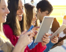 Facebook, due commenti al giorno levano la tristezza di torno
