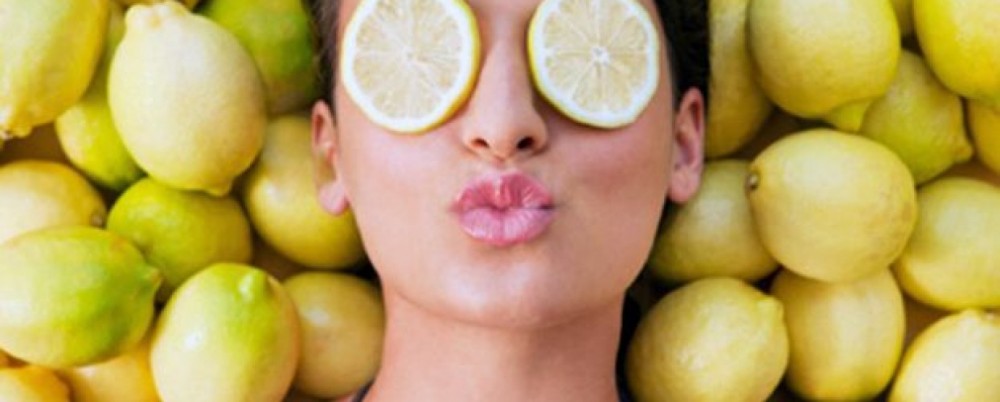 Bere acqua e limone al mattino, ecco perché