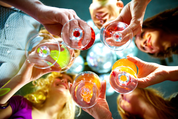 Più bevi drink, più sei intelligente: lo dice la scienza