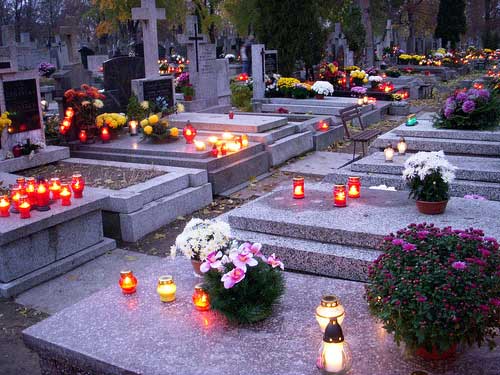 Fanno l’amore al cimitero, il video finisce su internet