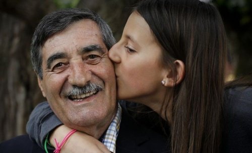 Il nonno ha un infarto, la nipote gli salva la vita