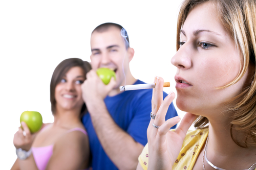 Fumare fa dimagrire: 152 calorie in meno a pasto