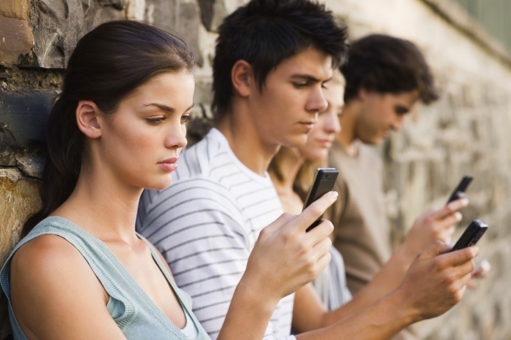 Sette italiani su dieci “malati” del cellulare: lo controllano 80 volte al giorno