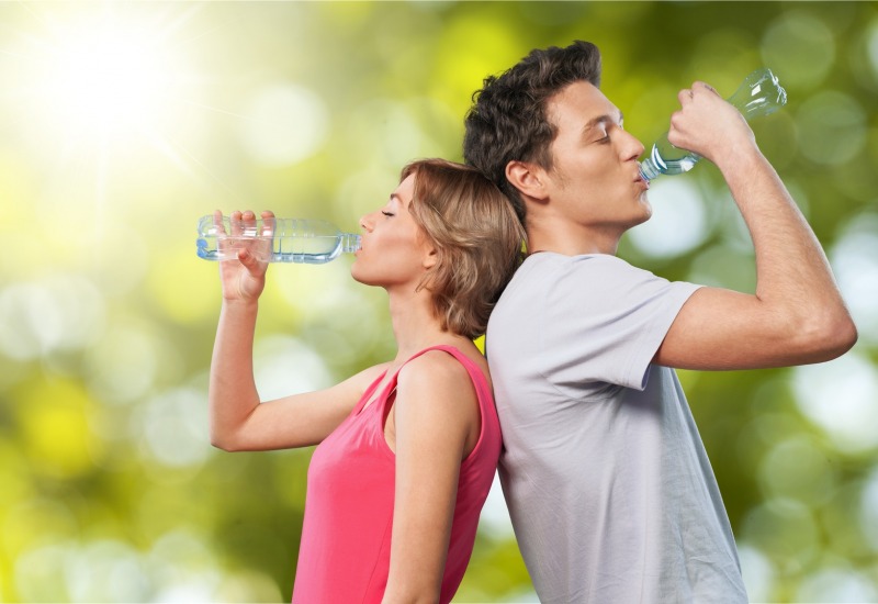 Bere molta acqua migliora lo studio e il lavoro