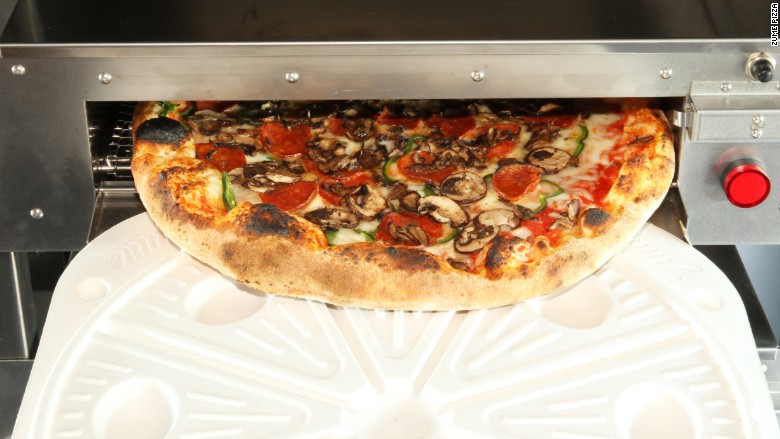 Robot per impastare e un furgone per cuocere: la rivoluzione della pizza a domicilio