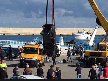 Effusioni amorose in auto, la coppietta finisce in mare