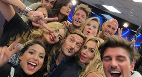 Totti a Ilary in diretta TV: “gli elefanti l’hanno lungo 150 cm, come me”