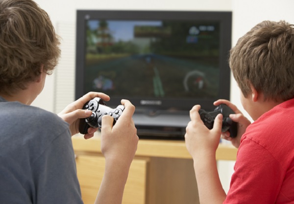 Pressione alta e obesità nei bambini, sotto accusa internet e videogiochi