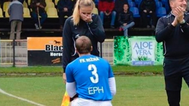 Il suo gol più bello: calciatore chiede la mano alla guardalinee