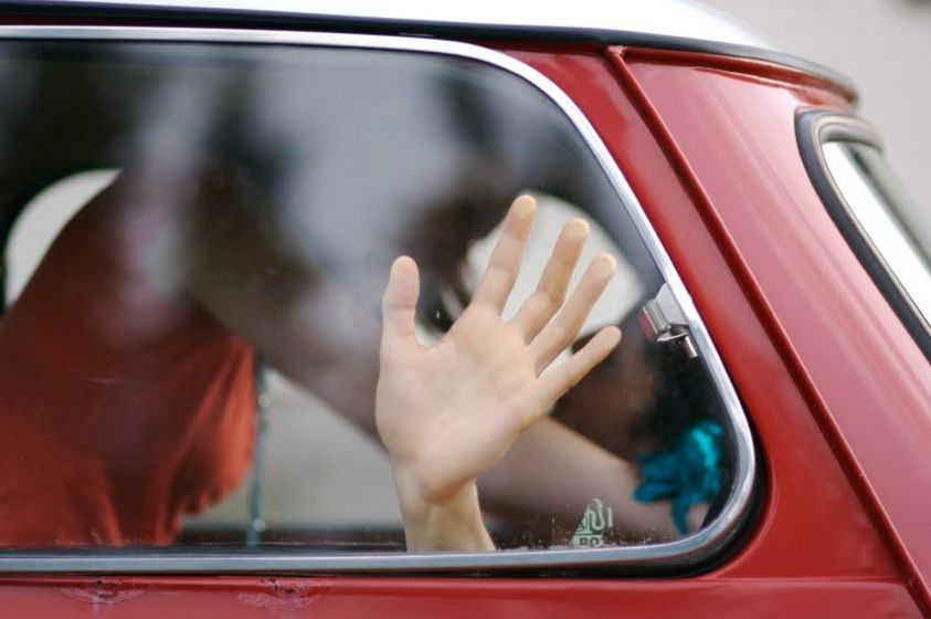 Effusioni bollenti in auto, niente più carcere: c’è solo la multa