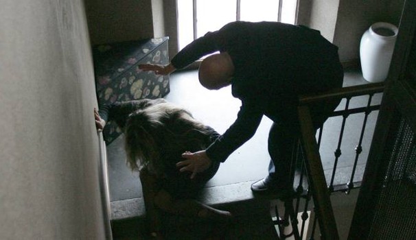 Effusioni con un’altra ragazza, i genitori la prendono a calci: “Sei malata”