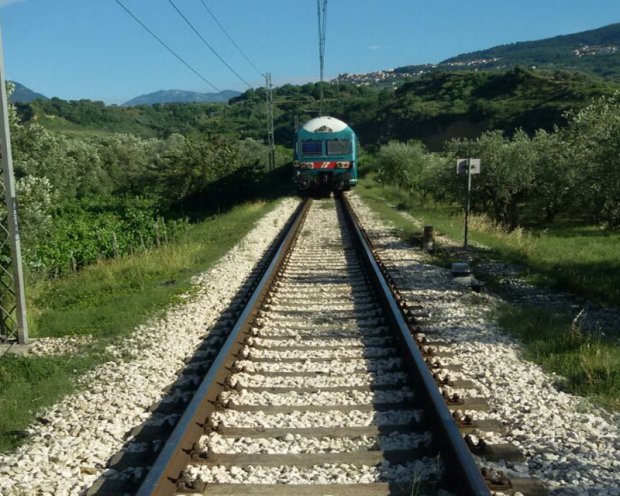 Ascolta musica e non sente il treno, 16enne falciato a morte sui binari