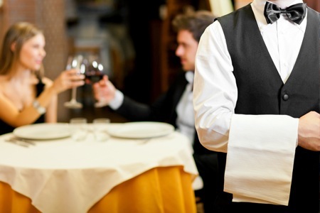 E’ scortese al ristorante, il cameriere si vendica: per il cliente insalata con “sorpresa”
