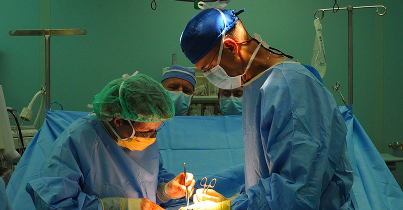 Operazione chirurgica col laser, paziente scoreggia e resta ustionata
